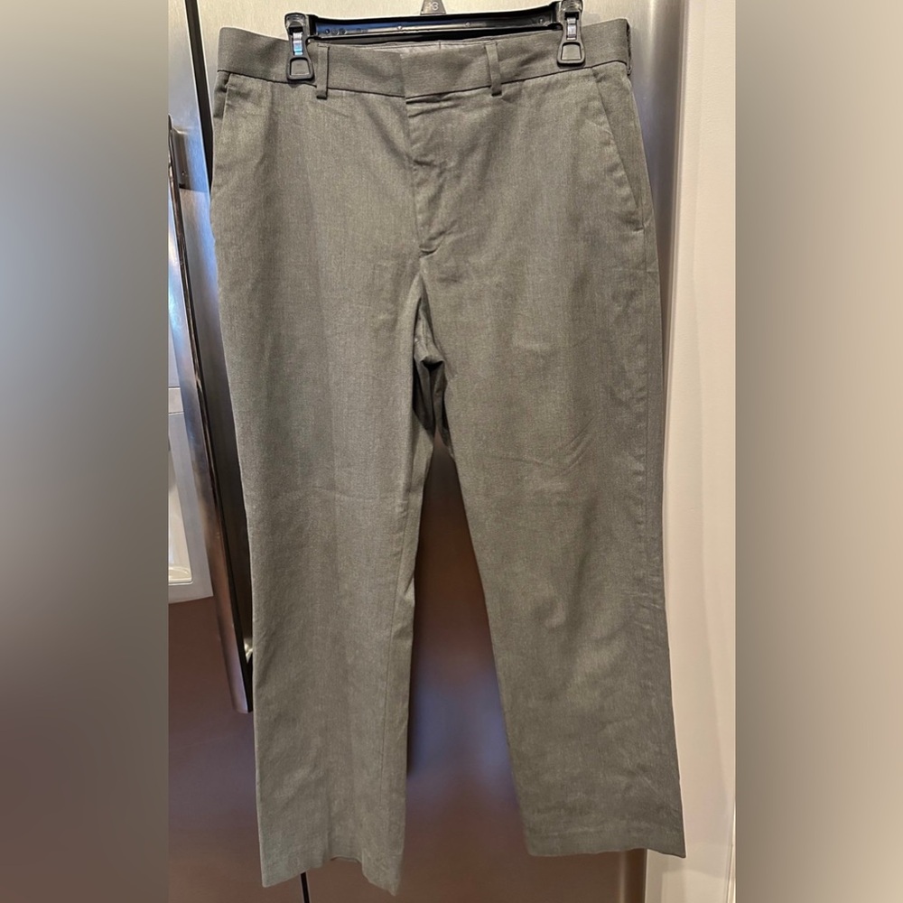 Men’s Gray Express Producer style dress pants
Size 32/30